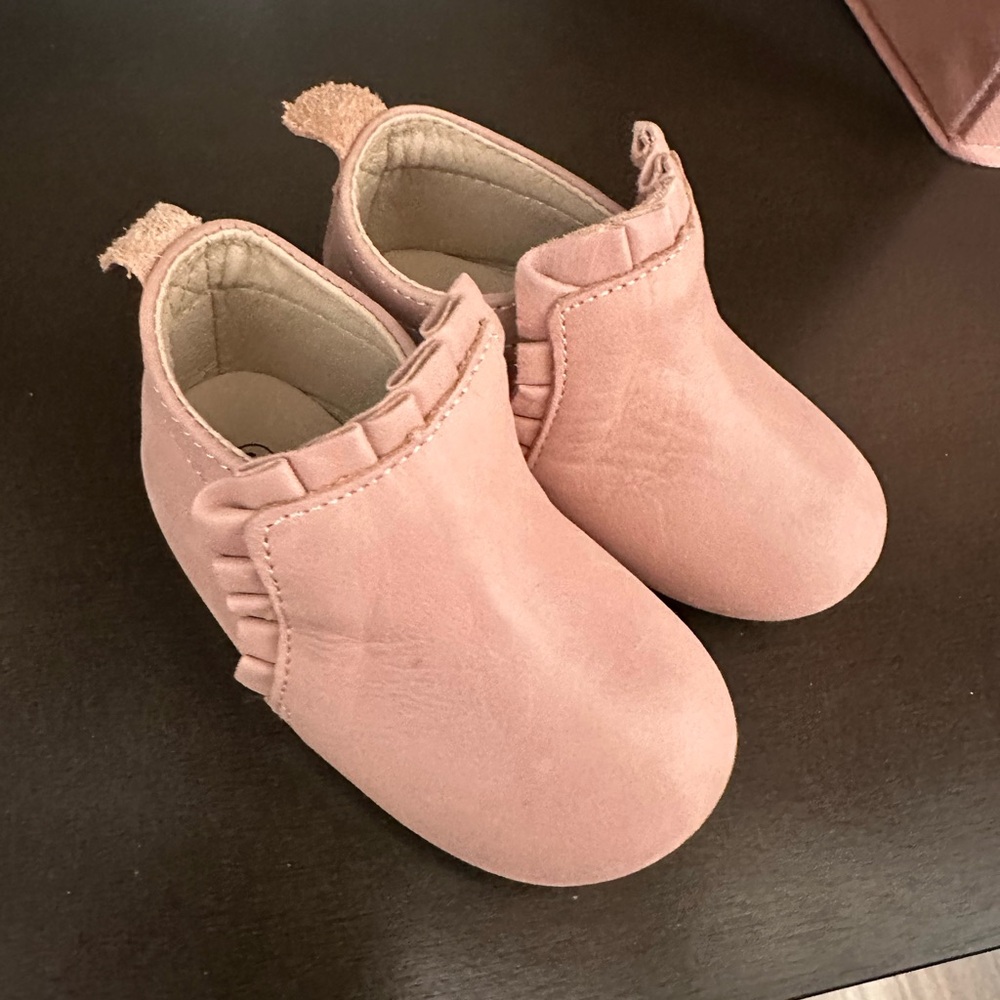 Pink Kids leather ruffle shoe. NWOT
